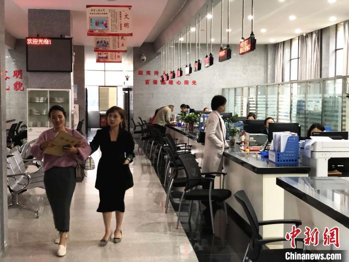 民眾在政務(wù)服務(wù)中心辦理不動產(chǎn)權(quán)證書?！】姵?攝
